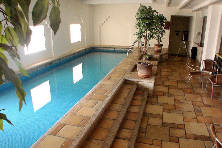 Hay una piscina interior