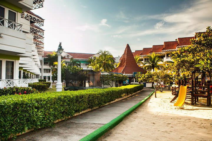 Pasillo en los jardines del resort