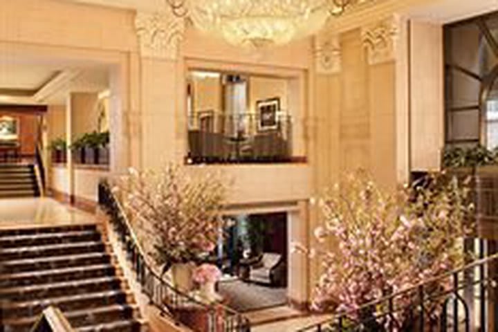 Elegante lobby del hotel The Peninsula New York