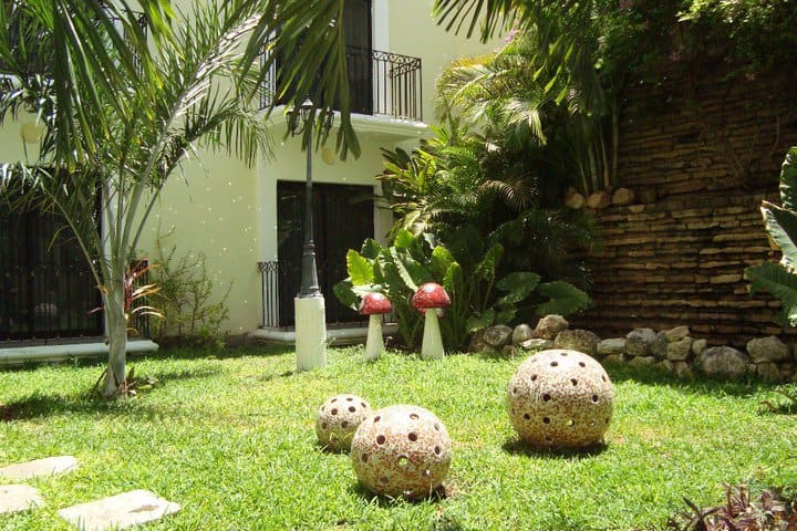 Jardín interior del Hotel Gran Real Yucatán en Mérida