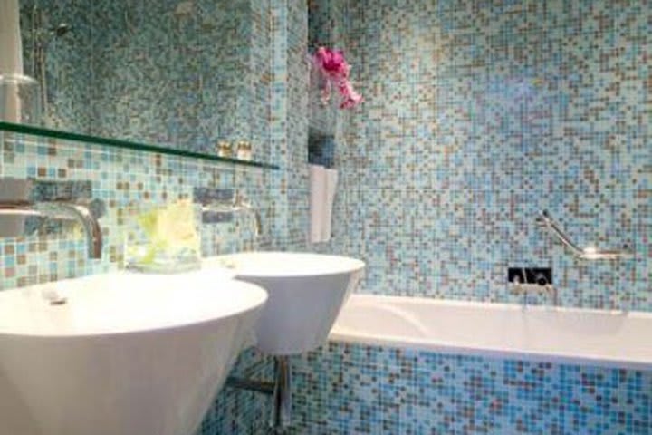 Baño privado con azulejos Bisazza® dentro del Hotel Albani Roma