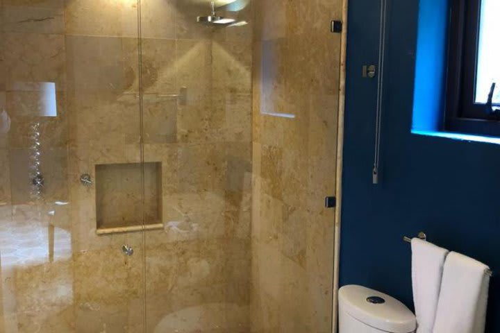 Private guest bathroom with shower