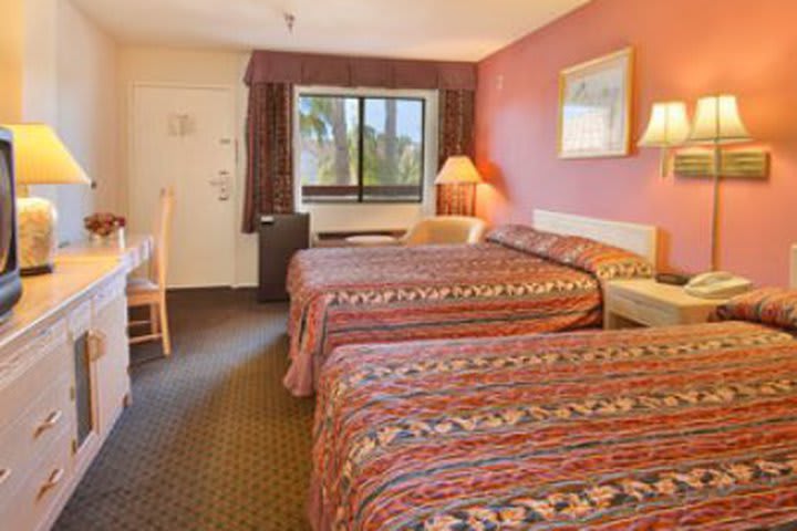 Una de las habitaciones del Howard Johnson, hotel en Torrance