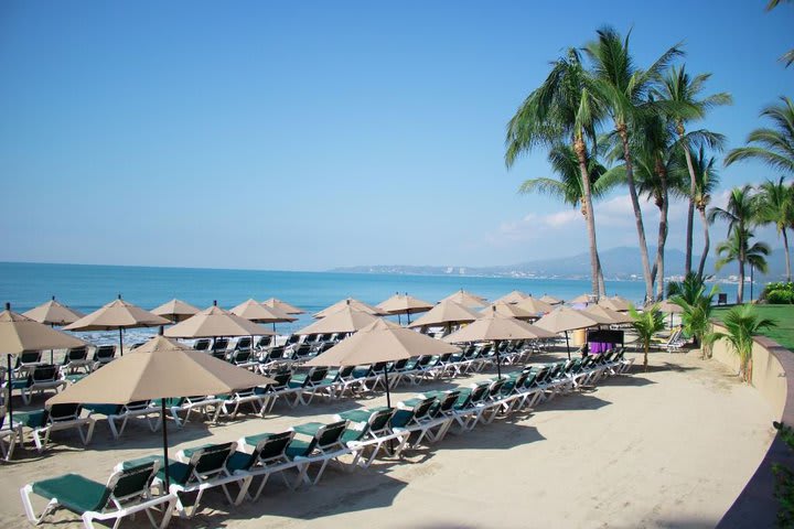 The beach area has sun loungers