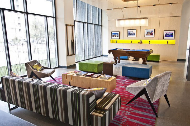 Lobby con mesa de billar en el hotel Aloft San Francisco Airport (imagen generada por computadora)