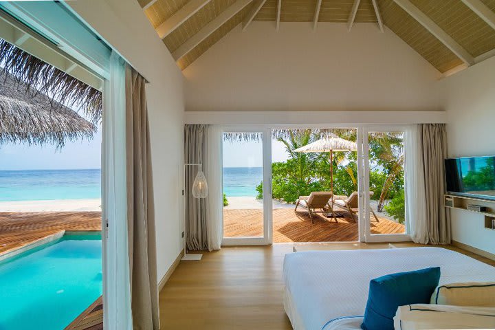 Deluxe suite with direct access to the beach and the pool