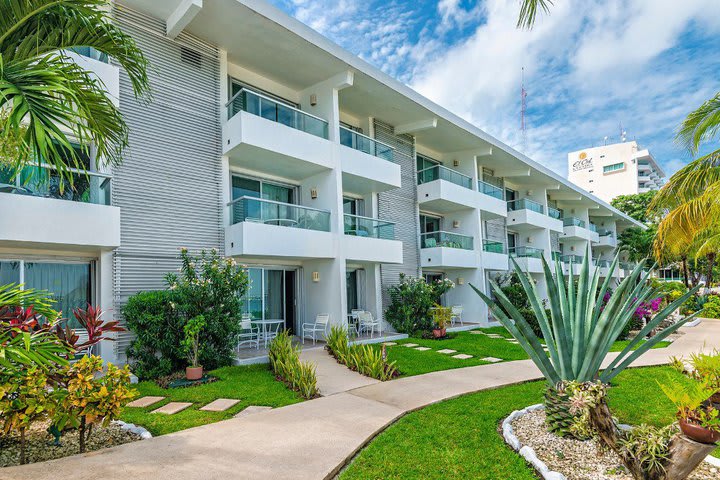 Guest rooms are fitted with balcony or terrace