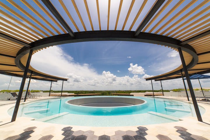 La piscina tiene vista panorámica a la selva