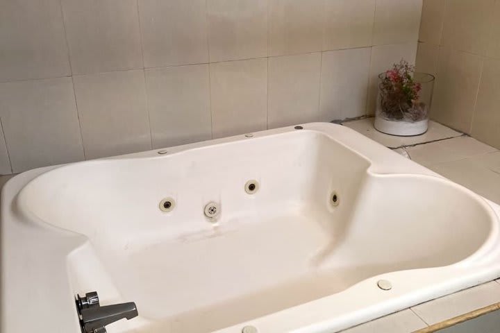 Jacuzzi en una habitación de lujo