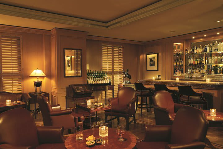 Enjoy your favorite drink in the bar at The Ritz-Carlton in San Francisco