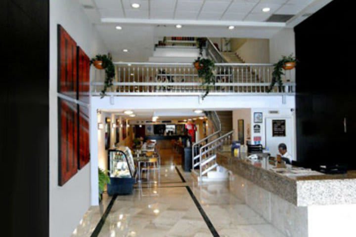 Recepción del Hotel Madero Express en Monterrey