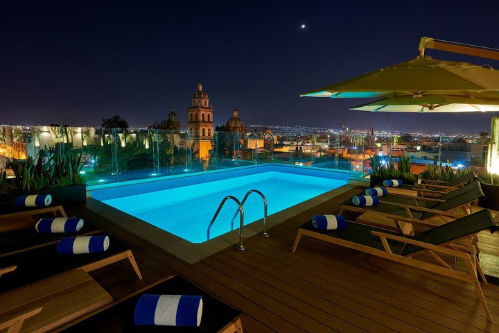 Piscina por la noche