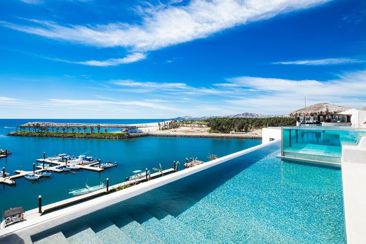 Piscina panorámica con jacuzzi de cristal