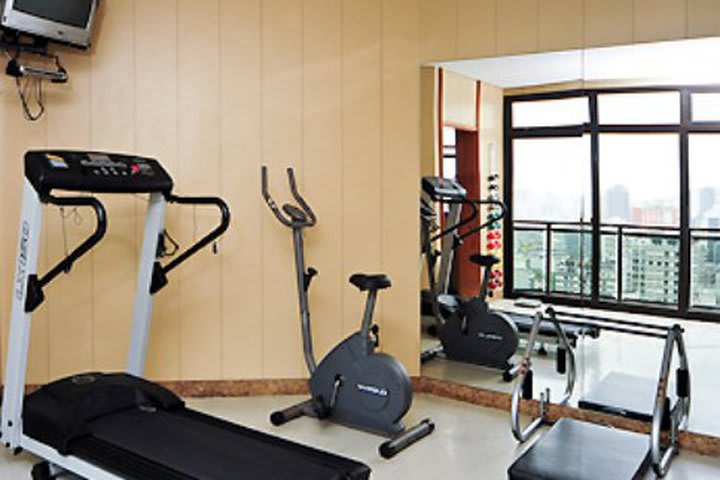 Fitness center at the Mercure Rio de Janeiro Lablon Hotel
