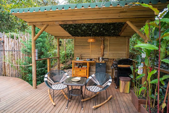 Área con asador en la terraza de una burbuja