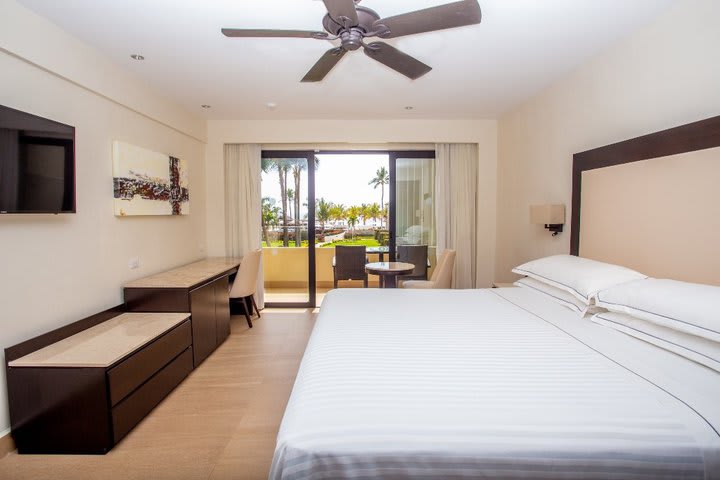 Deluxe guest room with balcony and ocean view