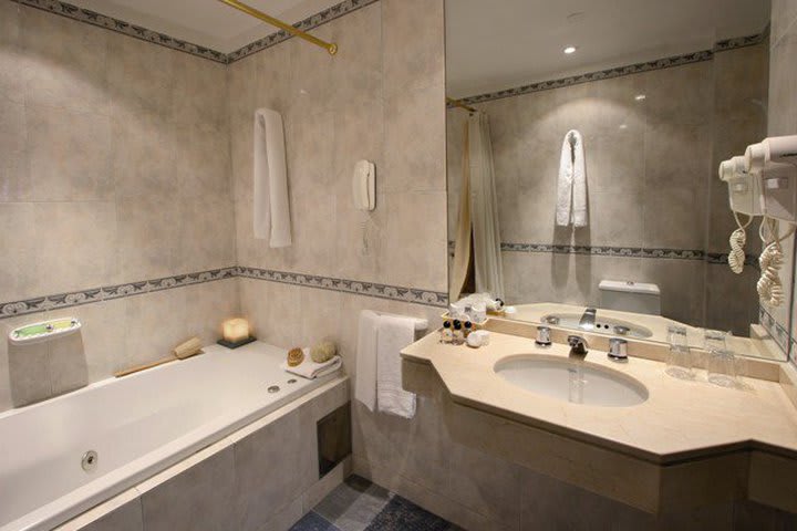 Gran Hotel Buenos Aires tiene baños con tina