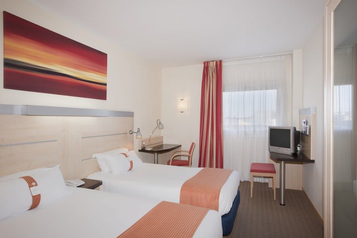 Single beds in a guest room at the Holiday Inn Express Madrid in Alcobendas