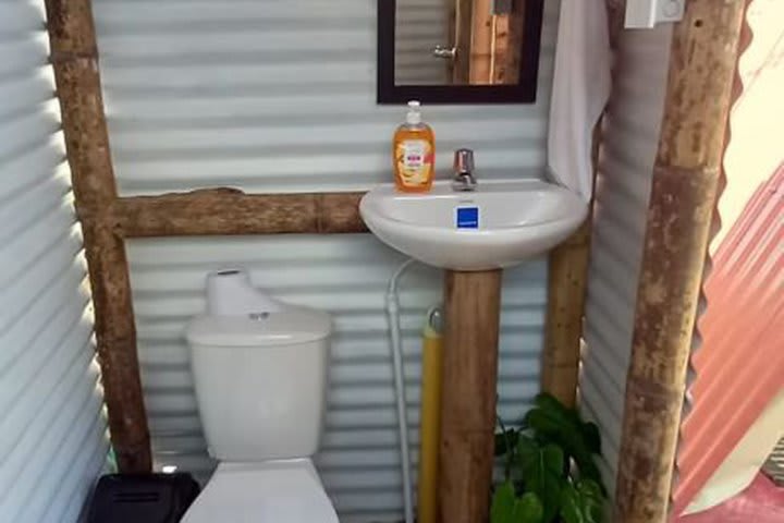 Baño de huéspedes