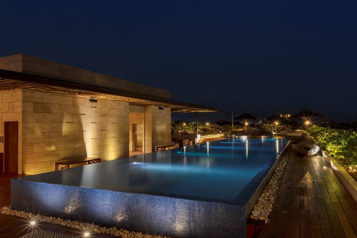 Vista de noche de la piscina