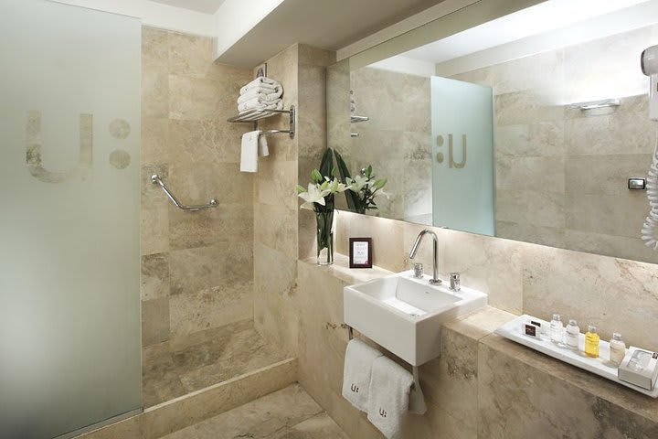 Todas las suites de Urban Suites Recoleta Boutique Hotel disponen de baño privado con regadera