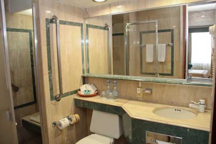 Baño privado con ducha de una habitación