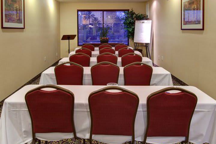 Organiza tus eventos en el salón de eventos del hotel Holiday Inn Express Henderson en Las Vegas