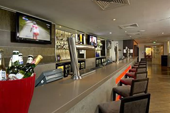 You can organize sports events in the Sports Bar at the Hilton Metropole hotel in London