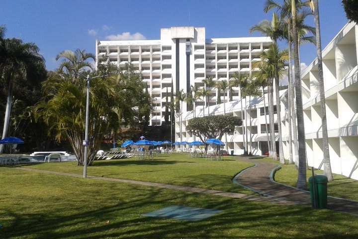 El hotel está rodeado de jardines