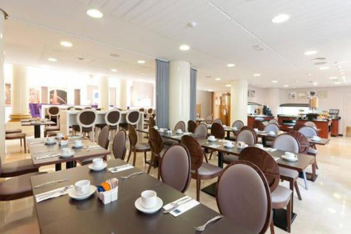 El TRYP Madrid Hotel cuenta con un salón de desayunos