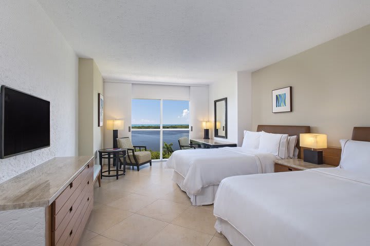 Deluxe double guest room overlooking the lagoon