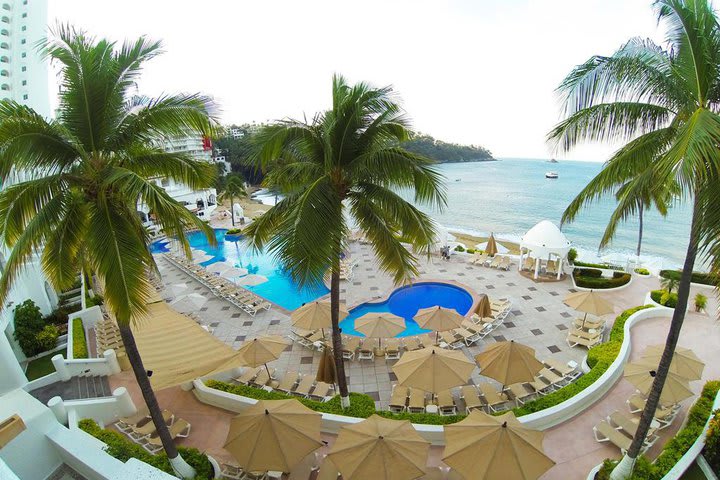 Vista de la playa y la piscina