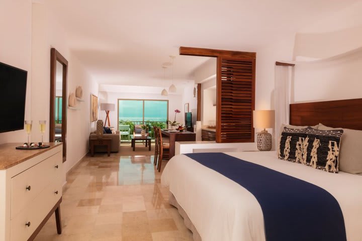 Premiere oceanfront suite with Jacuzzi free wifi - all inclusive