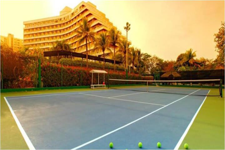 El hotel Hilton Cartagena ofrece tres canchas de tenis abiertas de 06:00 a 21:00 hrs