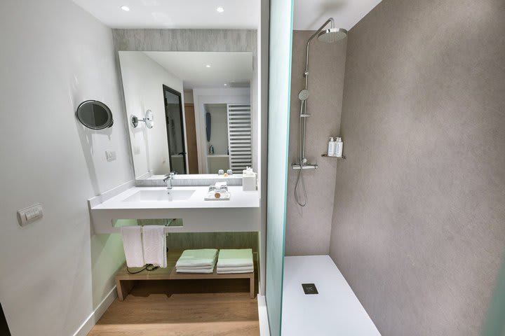 Private guest bathroom