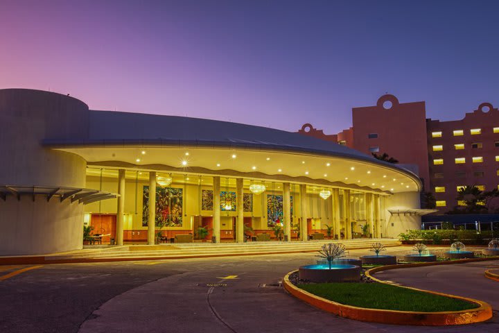 The property has the largest convention center of the Mexican Pacific