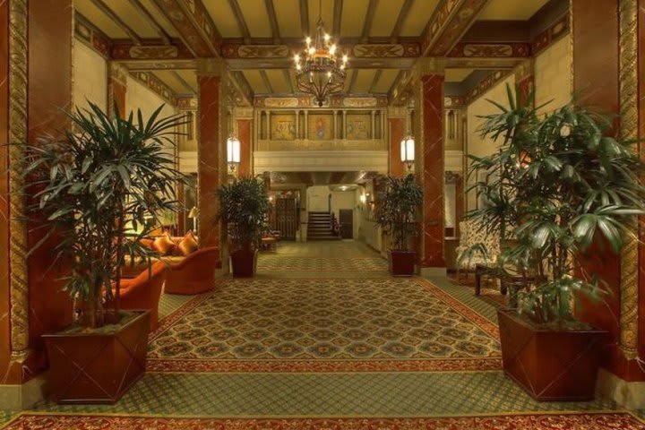 Lobby del hotel Serrano en San Francisco