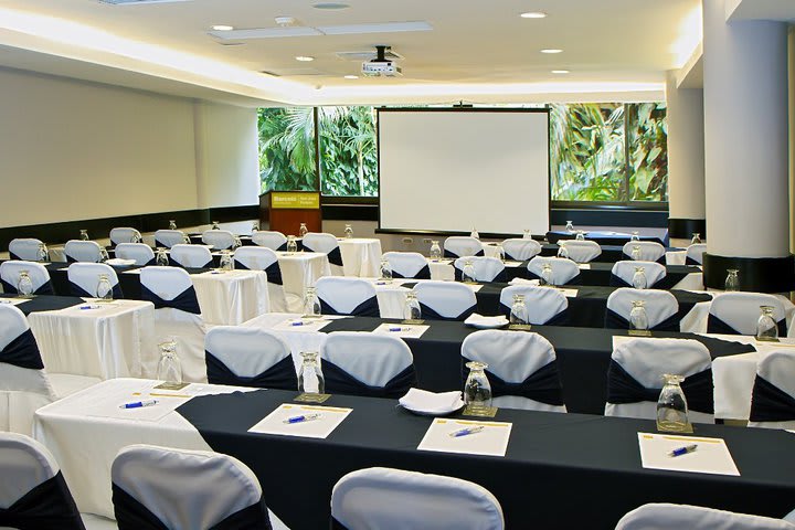 El salón de eventos está completamente equipado