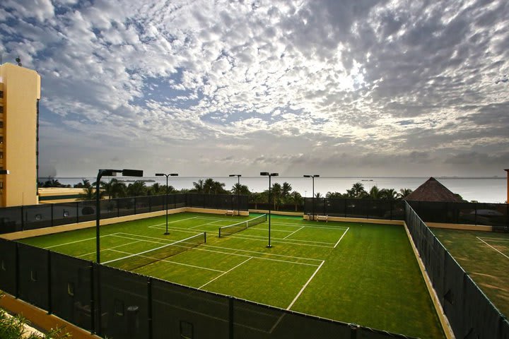 Hay canchas de tenis con iluminación para jugar en las noches