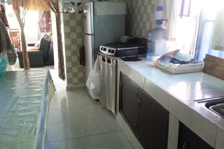 Cocina equipada con refrigerador