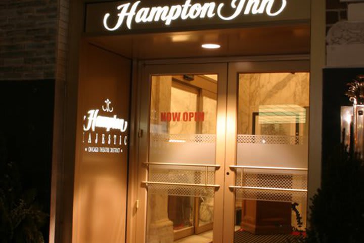 Entrada al hotel Hampton Inn Majestic en el centro de Chicago