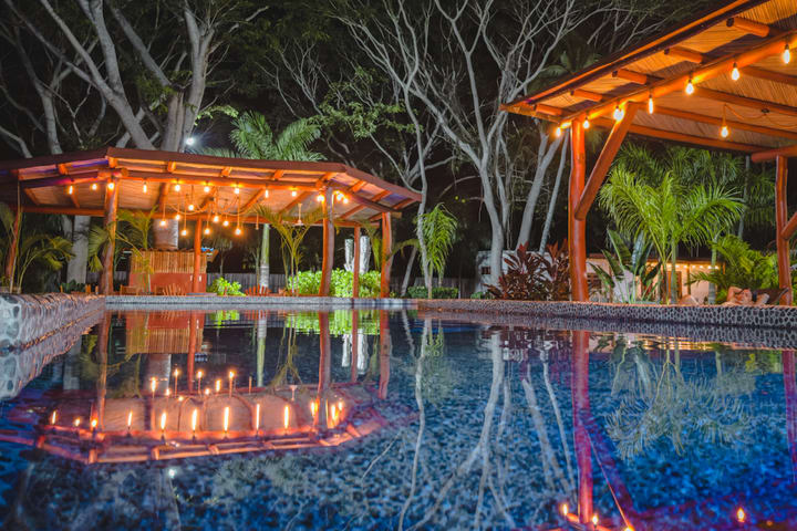 Vista nocturna de la piscina