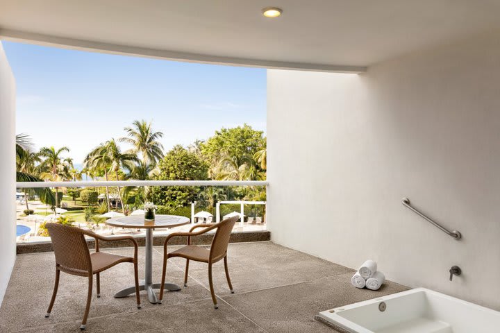 Jacuzzi and sitting area on the balcony