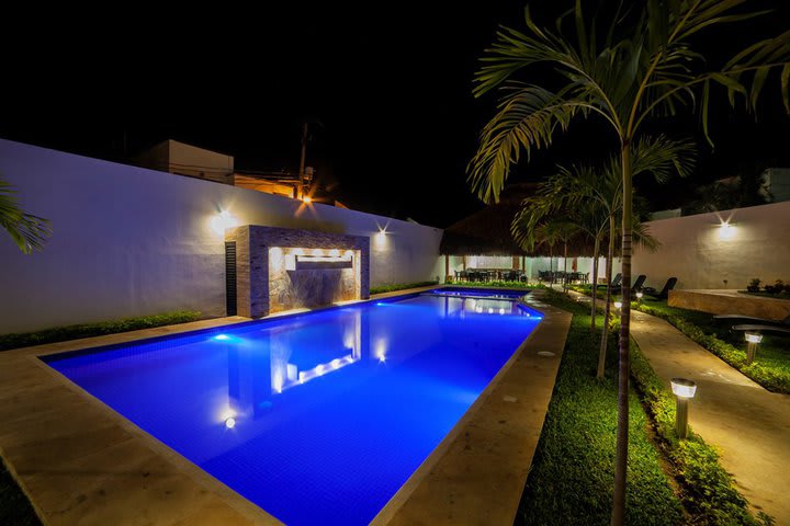 Vista nocturna de la piscina