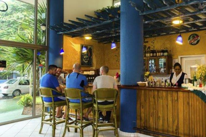 Bar en el lobby con bebidas nacionales