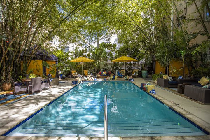 Piscina en el patio