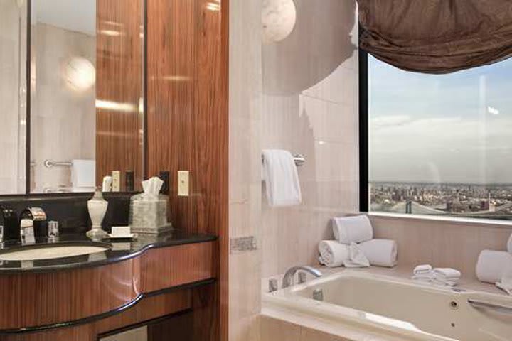 El baño de la suite gobernador tiene un jacuzzi con vista a Nueva York