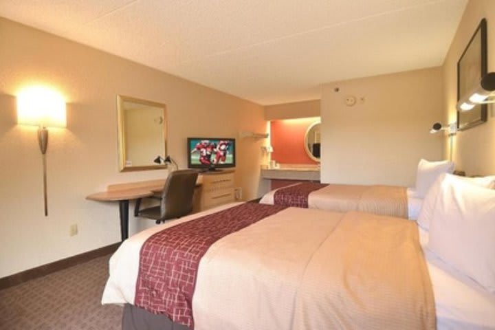 Guest rooms at the Red Roof Inn San Antonio Airport have a work desk