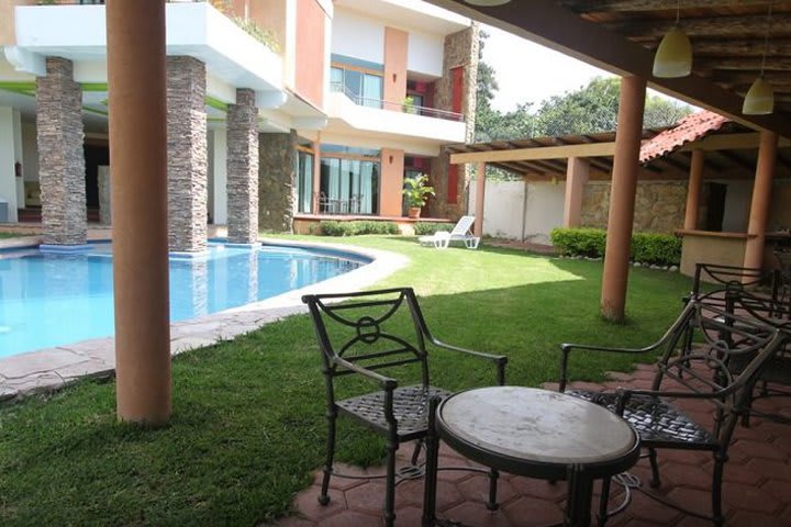 Sitting area near the pool