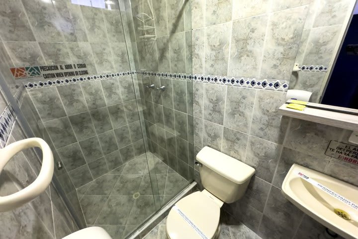 Baño de huéspedes